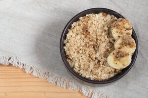Read more about the article Banana Bread Oatmeal Bowl