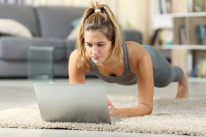 Read more about the article Are you still deciding whether to join a gym? Pros and Cons of Home v. Gym workouts 