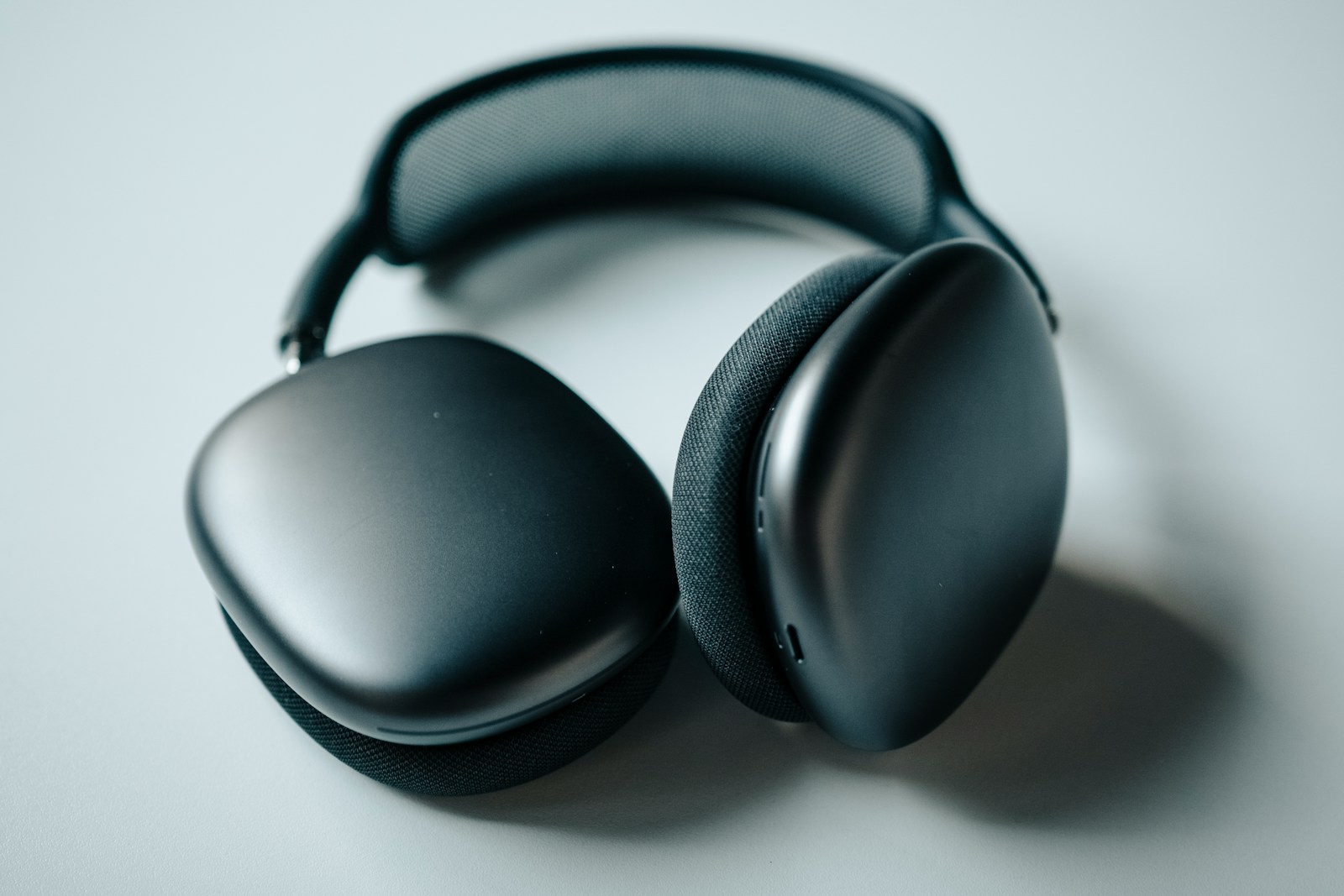 You are currently viewing Best Gym Earphones: Over-Ear vs. Earbuds – Which Should You Choose?